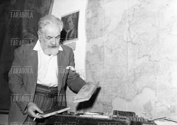 Attilio Teruzzi, bibliotecario del carcere di Procida, 1949 - Farabola Immagine digitale