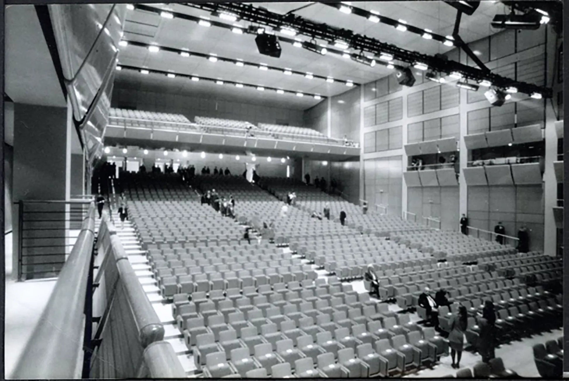 Auditorium Lingotto anni 90 Ft 5055 - Stampa 18x13 cm - Farabola Stampa ai sali d'argento