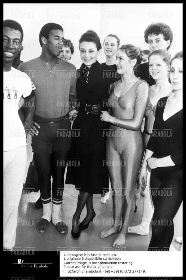 Audrey Hepburn con gli allievi della scuola di ballo Rambert, Londra, 1983 - Farabola Immagine digitale