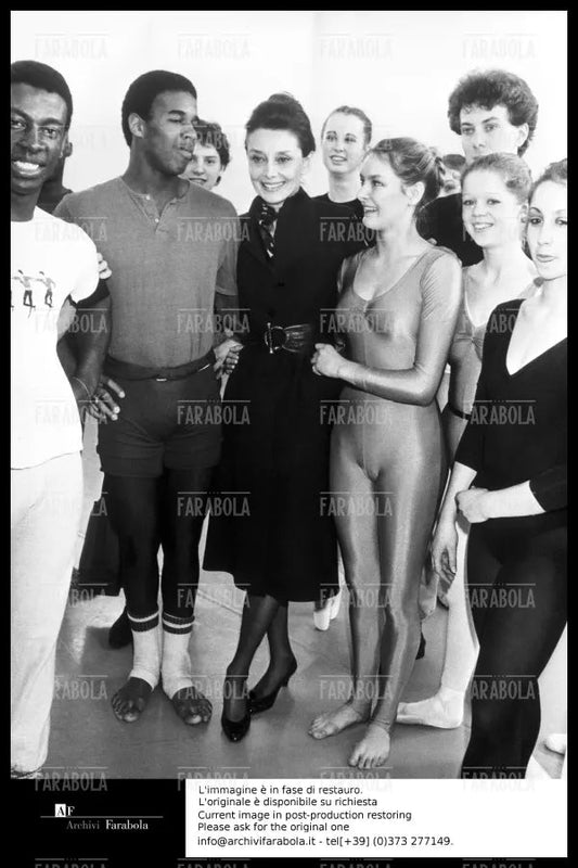Audrey Hepburn con gli allievi della scuola di ballo Rambert, Londra, 1983 - Farabola Immagine digitale