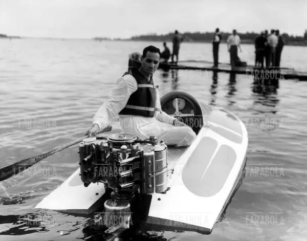 Augusto Romani al Mondiale di motonautica all'Idroscalo, Milano, 1954 - Farabola Immagine digitale