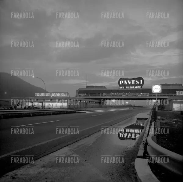 Autogrill Pavesi sull'Autostrada A4, 1969 - Farabola Immagine digitale