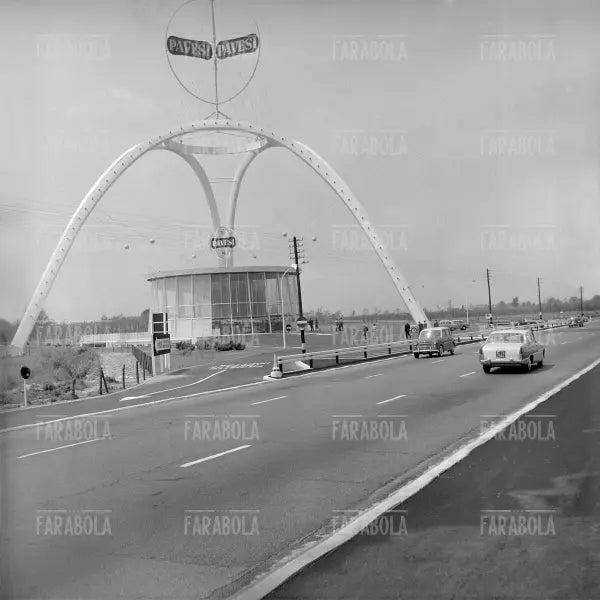 Autogrill Pavesi sull'Autostrada dei Laghi, 1959 - Farabola Immagine digitale