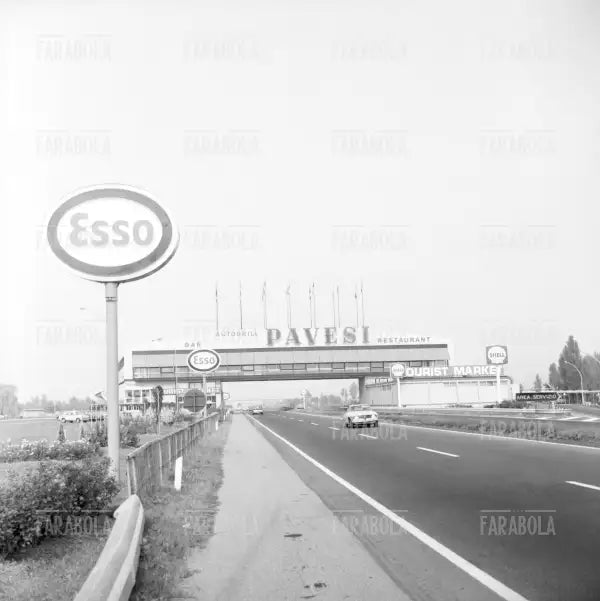 Autogrill Pavesi sull'Autostrada del Sole, 1969 - Farabola Immagine digitale