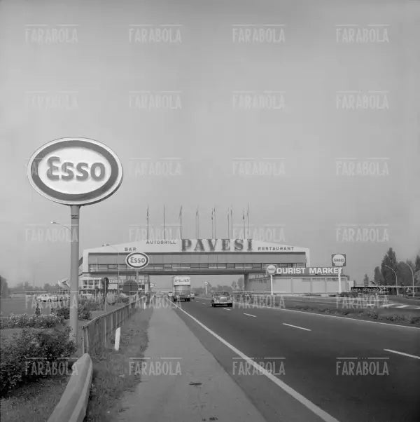 Autogrill Pavesi sull'Autostrada del Sole, 1969 - Farabola Immagine digitale