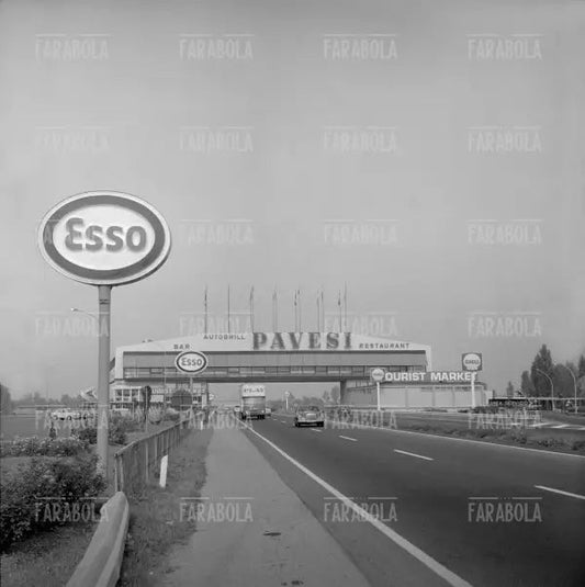 Autogrill Pavesi sull'Autostrada del Sole, 1969 - Farabola Immagine digitale