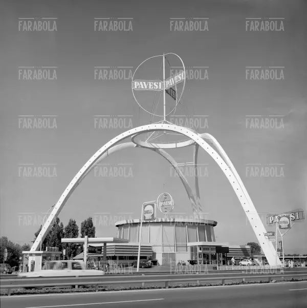 Autogrill Pavesi sull'Autostrada Milano - Laghi, 1969 - Farabola Immagine digitale
