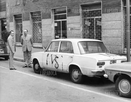 Automobile con scritta MSI, Elezioni politiche, 1972 - Farabola Immagine digitale