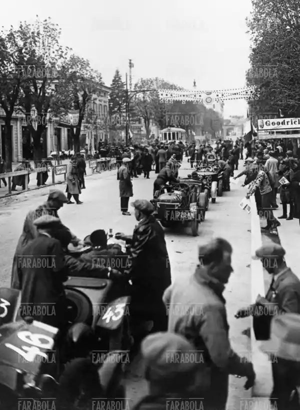 Automobili alla partenza a Brescia, Mille Miglia, - Farabola Immagine digitale