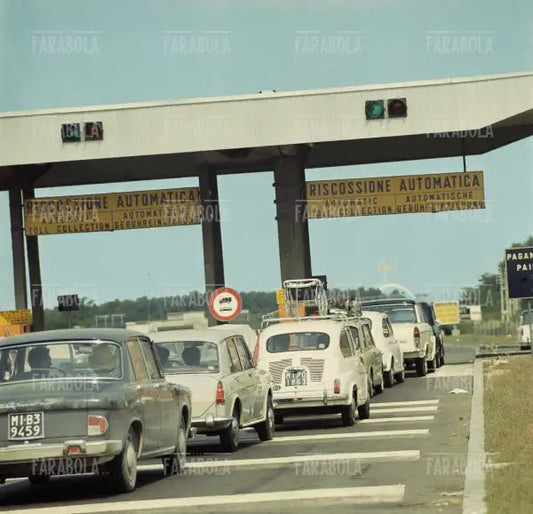 Automobili in coda al casello autostradale, Milano, 1970 - Farabola Immagine digitale
