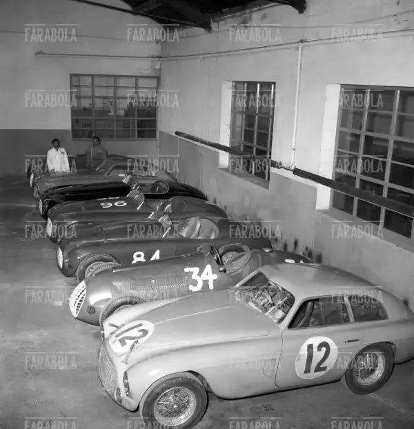 Automobili nello stabilimento Ferrari, 1950 - Farabola Immagine digitale
