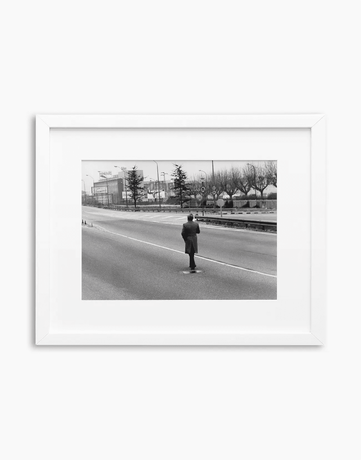 Autostrada dei Laghi, Milano 1973 — stampa fine art con cornice bianca