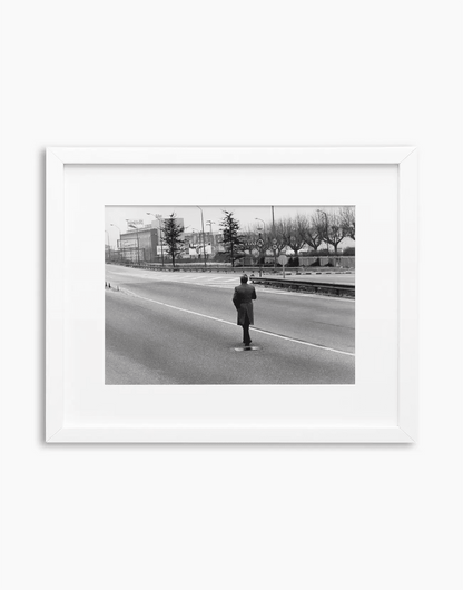 Autostrada dei Laghi, Milano 1973 — stampa fine art con cornice bianca