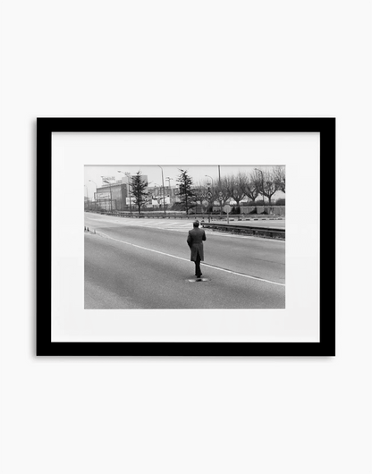 Autostrada dei Laghi, Milano 1973 — stampa fine art con cornice nera