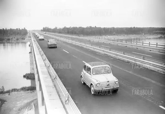 Autostrada del Sole, il Ponte sul Po, Piacenza, 1959 - Farabola Immagine digitale