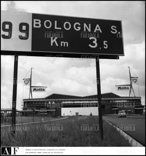 Autostrada del Sole, presentazione del nuovo Autogrill Motta, 1961 - Farabola Immagine digitale