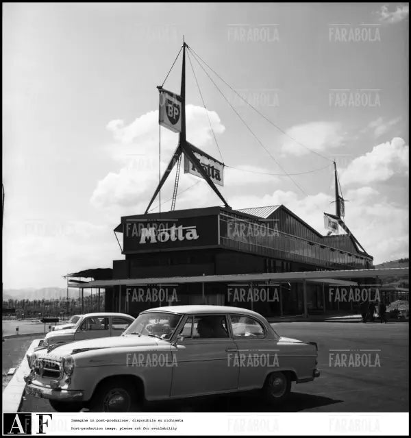 Autostrada del Sole, presentazione del nuovo Autogrill Motta, 1961 - Farabola Immagine digitale