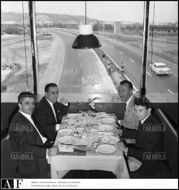 Autostrada del Sole, presentazione del nuovo Autogrill Motta, 1961 - Farabola Immagine digitale