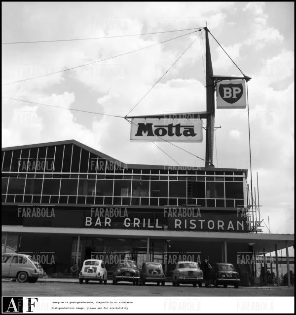 Autostrada del Sole, presentazione del nuovo Autogrill Motta, 1961 - Farabola Immagine digitale