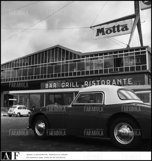 Autostrada del Sole, presentazione del nuovo Autogrill Motta, 1961 - Farabola Immagine digitale