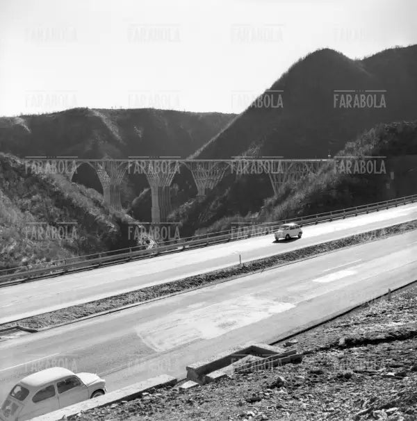 Autostrada del Sole, tratto Bologna - Firenze, 1961 - Farabola Immagine digitale