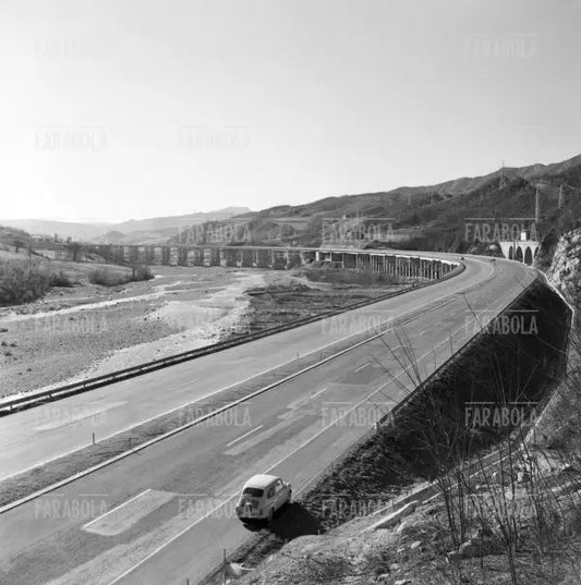 Autostrada del Sole, tratto Bologna - Firenze, 1961 - Farabola Immagine digitale
