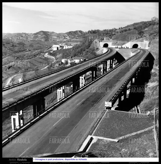 Autostrada del Sole, tratto Bologna - Firenze, 1961 - Farabola Immagine digitale