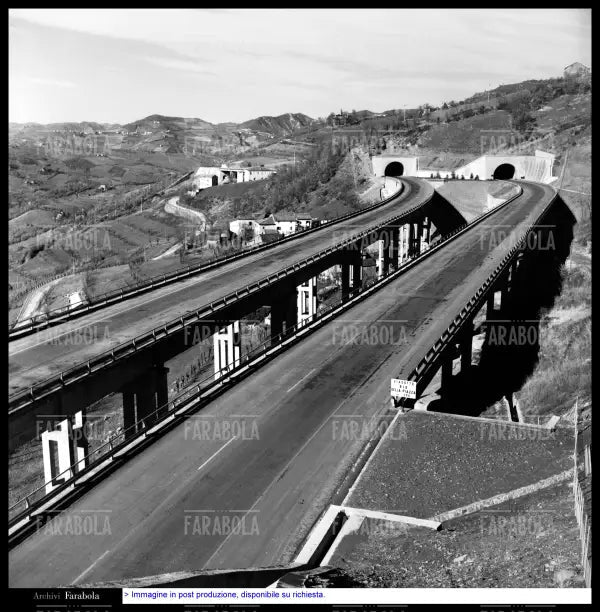 Autostrada del Sole, tratto Bologna - Firenze, 1961 - Farabola Immagine digitale