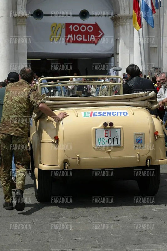 Autovettura dell' esercito Italiano, Mille Miglia, 2007 - Farabola Immagine digitale