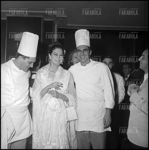 Ava Gardner con due cuochi a un ricevimento, Milano, 1966 - Farabola Immagine digitale