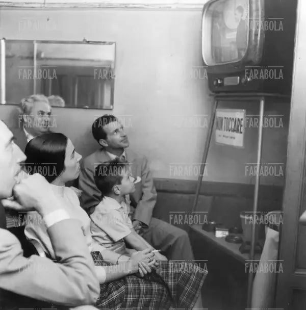 Avventori di un bar guardano Lascia o Raddoppia in tv, 1956 - Farabola Immagine digitale
