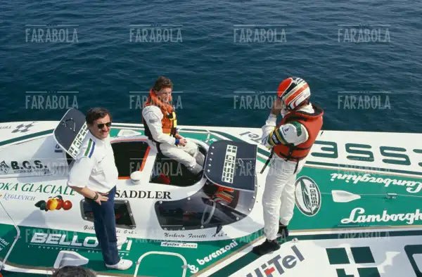 Ayrton Senna e Norberto Ferretti su una barca da off shore, anni 90 - Farabola Immagine digitale