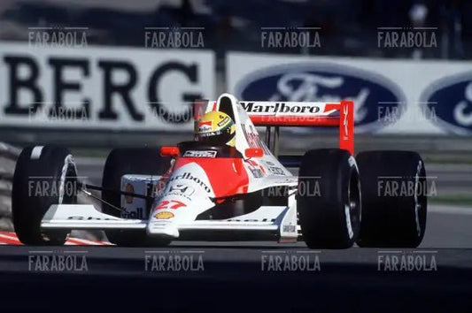 Ayrton Senna in pista sulla sua McLaren, 1990 - Farabola Immagine digitale