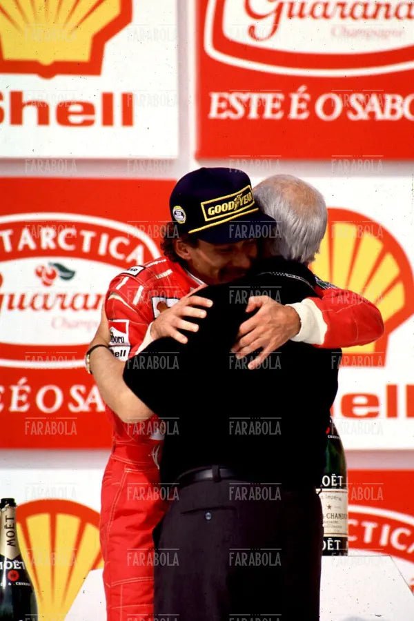 Ayrton Senna sul podio con Juan Manuel Fangio, Gp del Brasile, 1993 - Farabola Immagine digitale