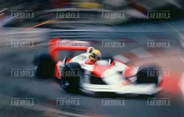 Ayrton Senna sulla sua McLaren, anni 90 - Farabola Immagine digitale