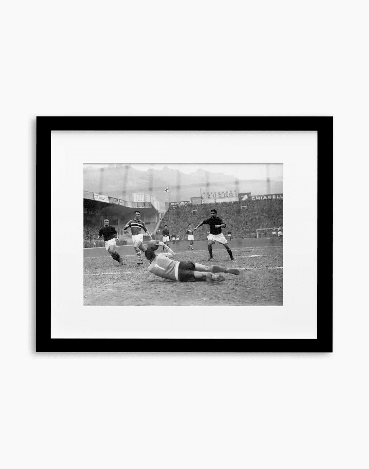 Azione di Firmani, Sampdoria-Roma 1956 — stampa fine art con cornice nera