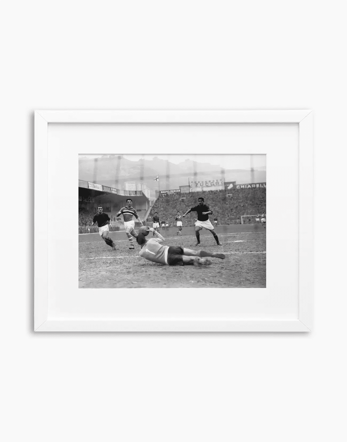 Azione di Firmani, Sampdoria-Roma 1956 — stampa fine art con cornice bianca