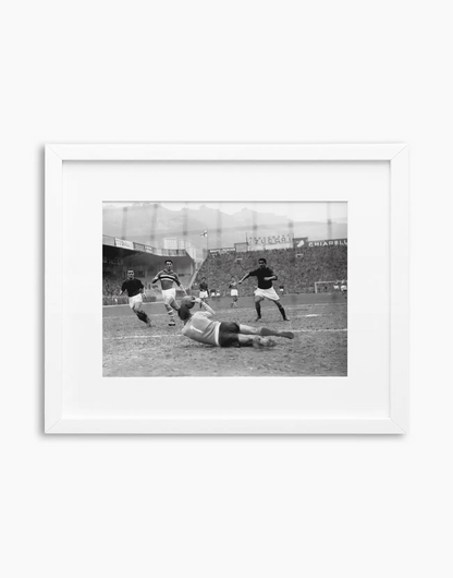 Azione di Firmani, Sampdoria-Roma 1956 — stampa fine art con cornice bianca