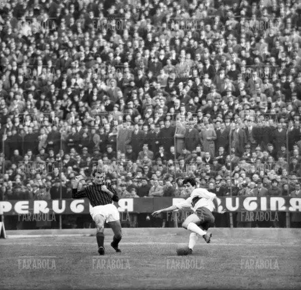 Azione di Gigi Meroni, Genoa - Milan, 1964 - Farabola Immagine digitale