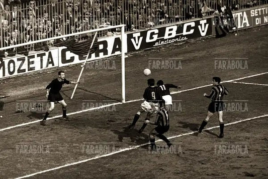 Azione in area dell'Inter, Milan vs Inter, 1964 - Farabola Immagine digitale