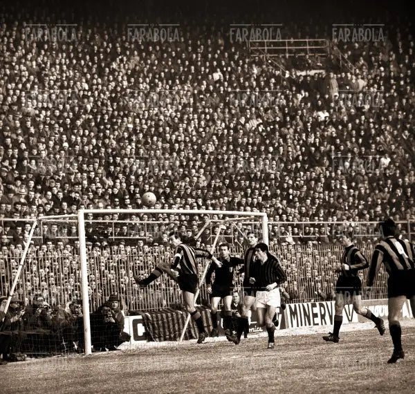 Azione in area dell'Inter, Milan vs Inter, 1964 - Farabola Immagine digitale