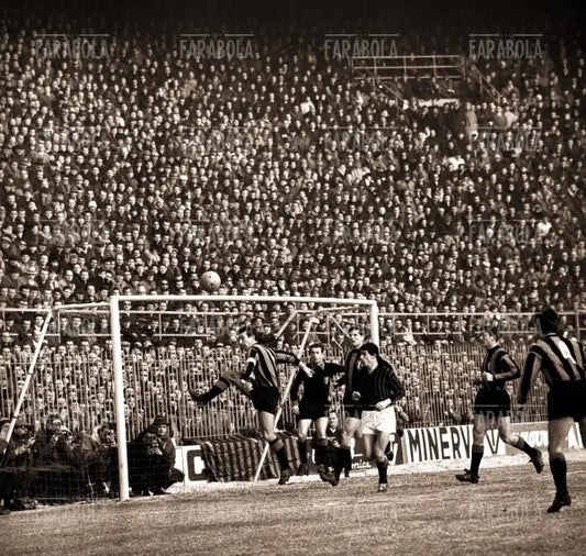 Azione in area dell'Inter, Milan vs Inter, 1964 - Farabola Immagine digitale