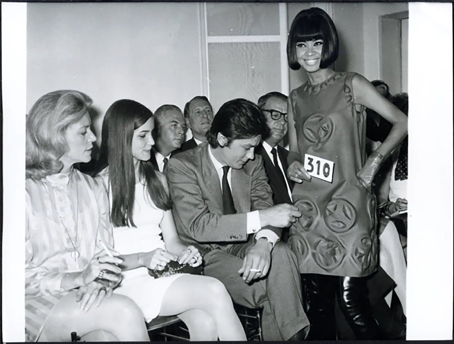 Bacall e Delon Sfilata Pierre Cardin 1968 Ft 36891 - Stampa 24x18 cm - Farabola Stampa ai sali d'argento