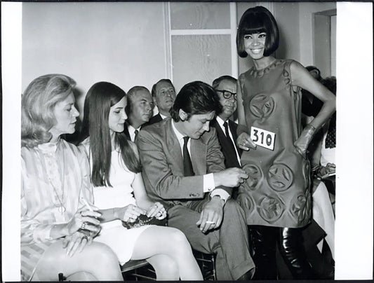Bacall e Delon Sfilata Pierre Cardin 1968 Ft 36891 - Stampa 24x18 cm - Farabola Stampa ai sali d'argento