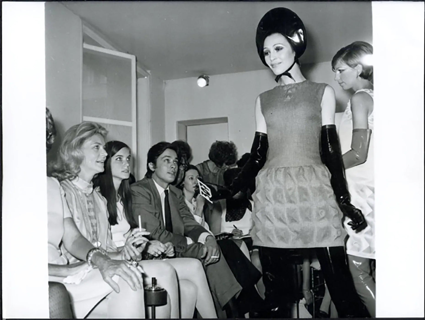 Bacall e Delon Sfilata Pierre Cardin 1968 Ft 36892 - Stampa 24x18 cm - Farabola Stampa ai sali d'argento