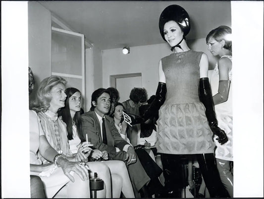 Bacall e Delon Sfilata Pierre Cardin 1968 Ft 36892 - Stampa 24x18 cm - Farabola Stampa ai sali d'argento