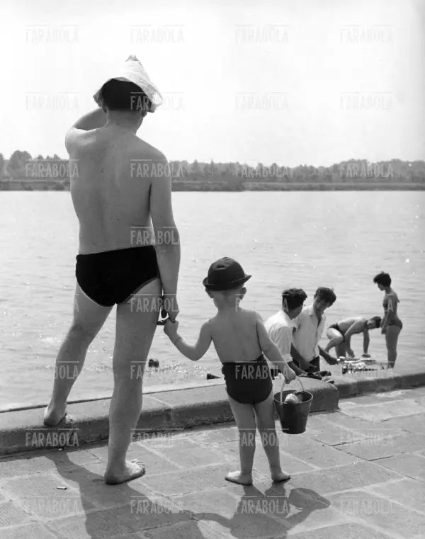 Bagnanti all'Idroscalo, Milano, anni 60 - Farabola Immagine digitale