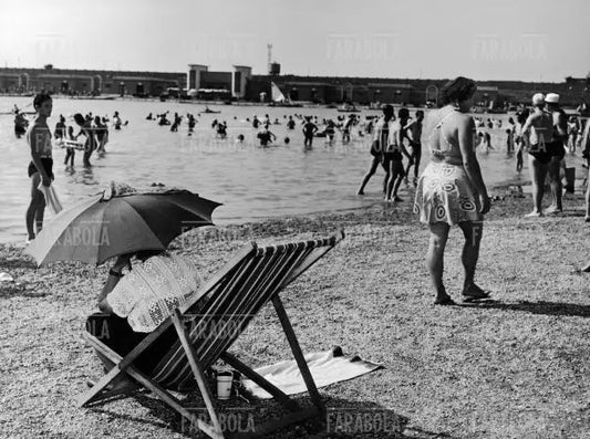 Bagnanti in spiaggia all'Idroscalo, Milano, anni 60 - Farabola Immagine digitale