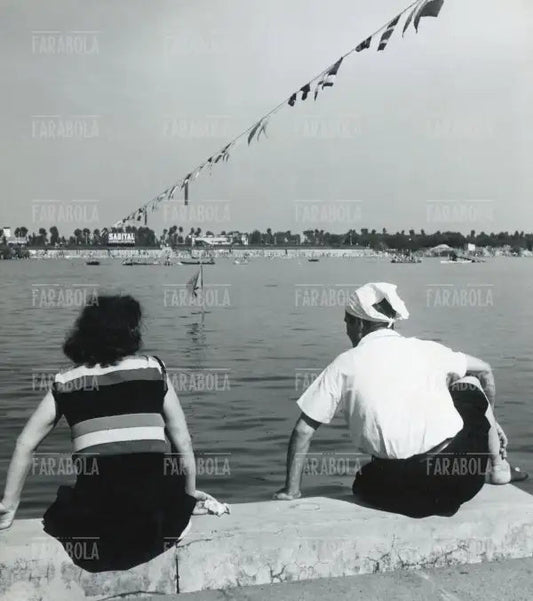 Bagnanti in spiaggia all'Idroscalo, Milano, anni 60 - Farabola Immagine digitale