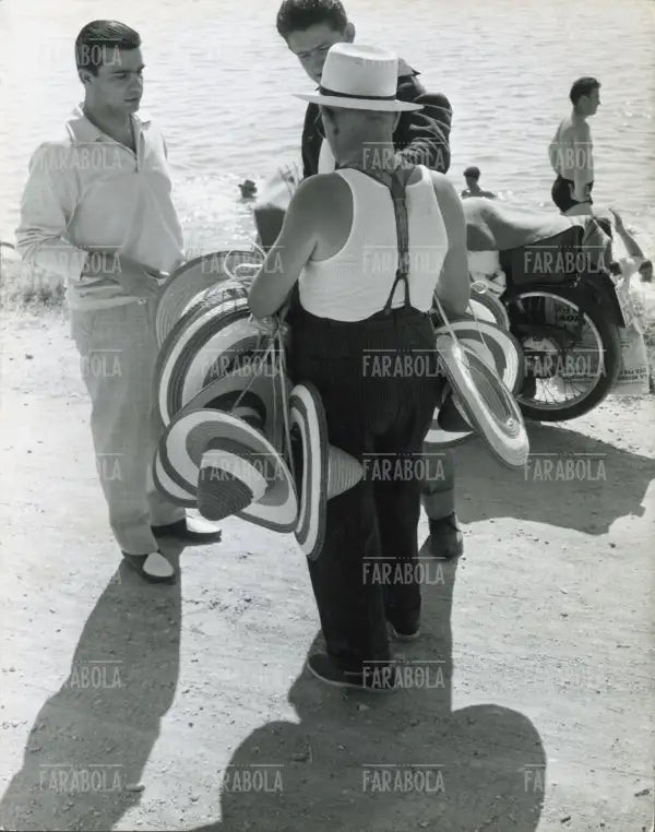 Bagnanti in spiaggia all'Idroscalo, Milano, anni 60 - Farabola Immagine digitale